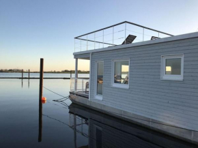Houseboat Comfortable Vacation Home, Großenbrode